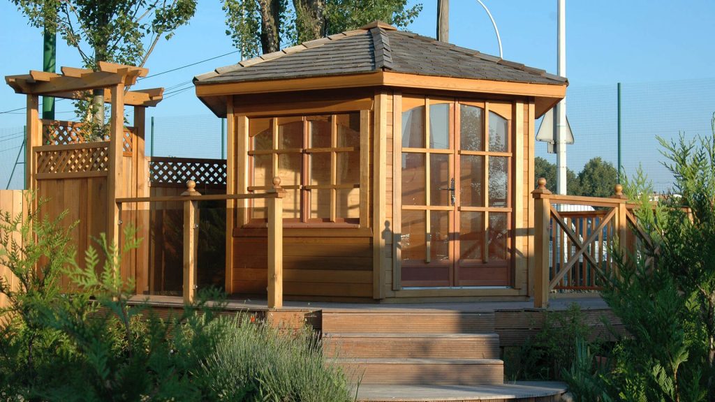 Kiosque en bois fermé